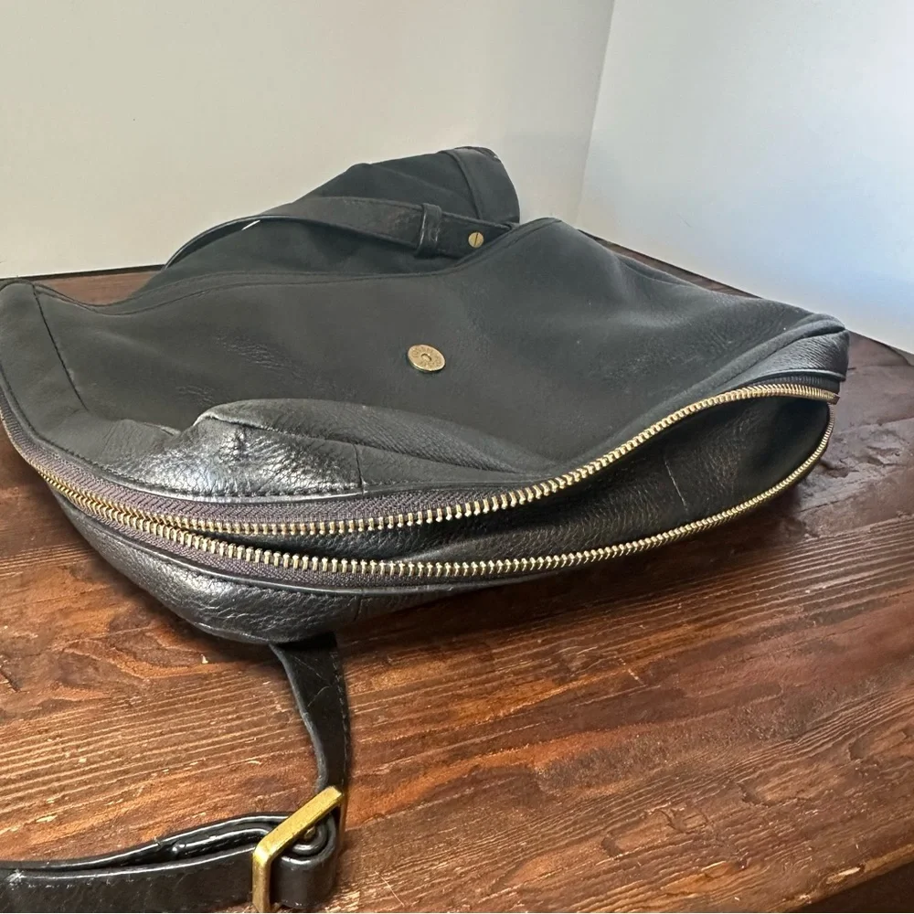 Fossil Vintage Shoulder Bag Black Leather Long Shoulder Strap Pockets Expandable